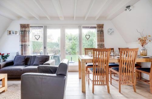 Zwiggelte House | Kuifeend I Chalet met Modern Interieur