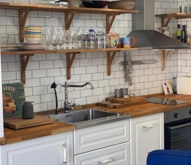 Kungsbacka Villa | Kungsbacka nära hav och golf-sovloft 1,25 takhöjd