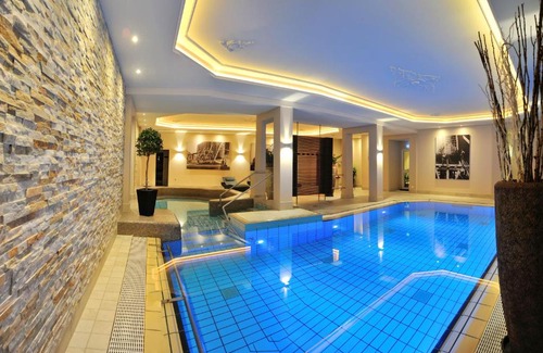 Bad Westernkotten Hotel | Kurhotel Grüttner mit eigenem Sole Thermal Schwimmbad 32 Grad und Saunalandschaft