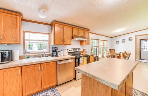 Kuttawa House | Kuttawa Vacation Rental w/Smart TV, Near Marinas!