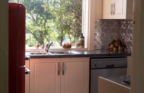 Crafers West House | KW Cottage: Adelaide Hills Cozy.