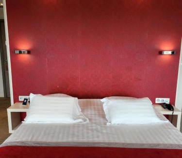Porte Des Alpes - Mi Plaine - Manissieux Hotel | Kyriad Prestige Lyon Est - Saint Priest Eurexpo Hotel and SPA