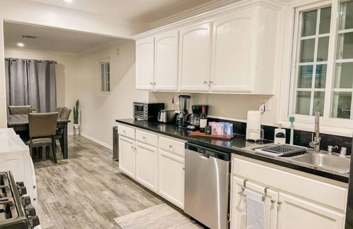 Sun Valley House | L.A. Beauty: Inviting Home near Burbank/Hollywood