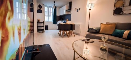 Villefranche-de-Rouergue Apartment | L'Art Déco 3 étoiles Wifi, Netflix, Disney, Coeur de Bastide