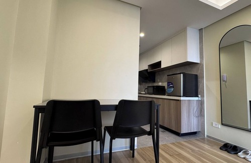 Tambo Apartment | L.CONDOTEL | Private Suite w/Balcony, TV & Fridge – Near MOA & Airport