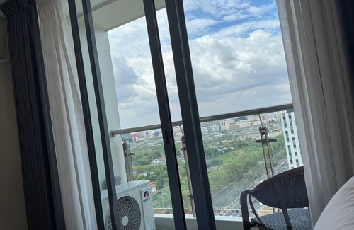 Tambo Apartment | L.CONDOTEL | Private Suite w/Balcony, TV & Fridge – Near MOA & Airport