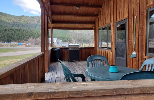 Clinton Cabin | L Diamond E Guest Cabin #1 Rural luxury close to everything.