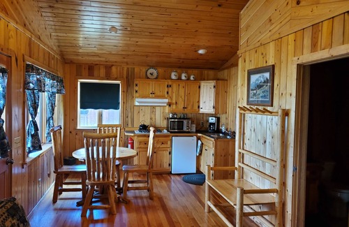 Clinton Cabin | L Diamond E Guest Cabin #2. Rural Luxury close to everything.