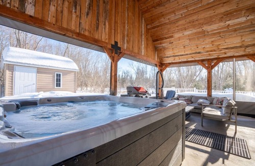 Matawinie Regional County Municipality Apartment | L`Enchanteur |Hot Tub | River & Kayaks |EV Charger
