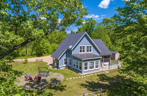 Matawinie Regional County Municipality Apartment | L`Enchanteur |Hot Tub | River & Kayaks |EV Charger