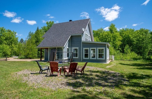 Matawinie Regional County Municipality Apartment | L`Enchanteur |Hot Tub | River & Kayaks |EV Charger