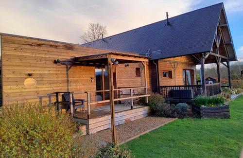 Courtonne-la-Meurdrac Bed & Breakfast | L’’ Ensoleillée Au Doux Refuge