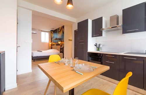 Le Creusot House | L'essentiel- Appartement avec Jacuzzi et Sauna et table de massage - SR Loc