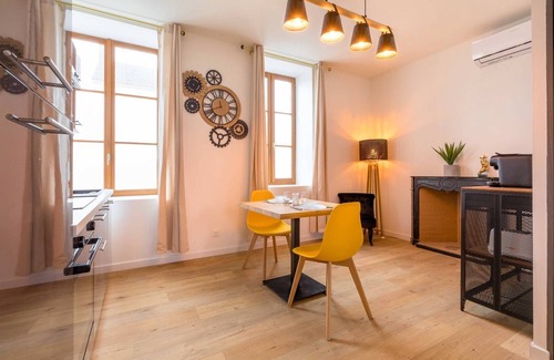 Le Creusot House | L'essentiel- Appartement avec Jacuzzi et Sauna et table de massage - SR Loc
