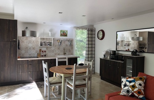 Uchaux House | L'Etang des Cigales : Gite des Acacias