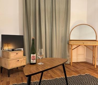 Danvou-la-Ferriere Apartment | L'hydrangea
