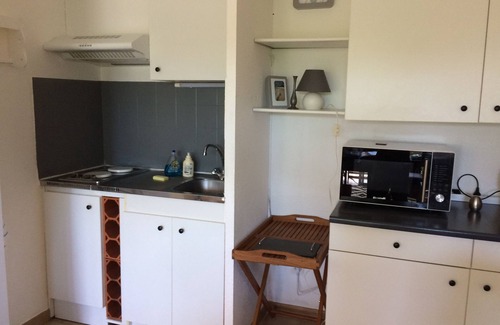 Meze Apartment | L'Oasis, apartment with terrace and private garden 100 m from the beach