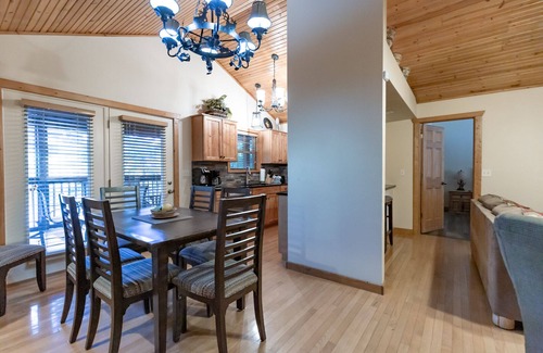 Reeds Spring Cabin | L069, Lakeside Delight 2Br Lakefront Cabin