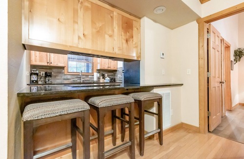 Reeds Spring Cabin | L069, Lakeside Delight 2Br Lakefront Cabin