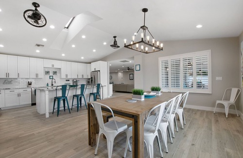 Paradise Manor House | L2 EV, 5Br 3Ba, 2 Master Suites, Split Floorplan, Heated Pool on Large Lot