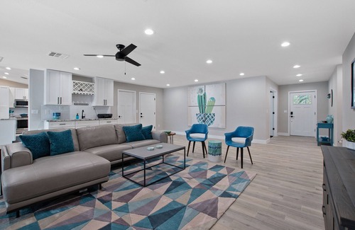 Paradise Manor House | L2 EV, 5Br 3Ba, 2 Master Suites, Split Floorplan, Heated Pool on Large Lot