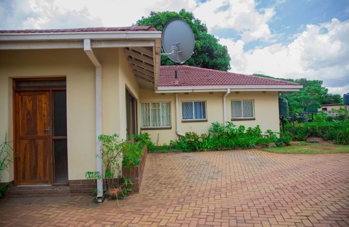 Harare House | LA 69 Holiday Home - modern, secure and clean 3-bedroomed house in Belvedere.