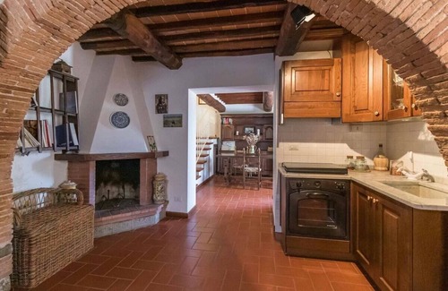 Mologno Villa | La Barghigiana, villa with private pool, large fenced garden, WiFi
