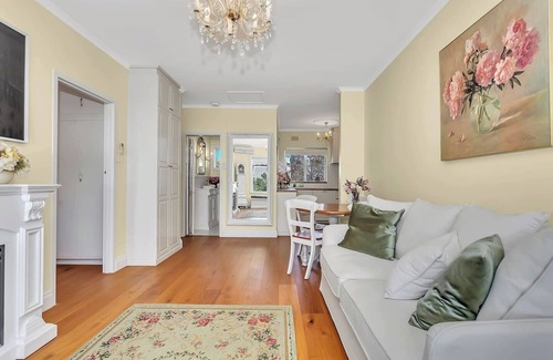 Unley Apartment | La Belle Fleur Vintage Allure near Parklands and CBD