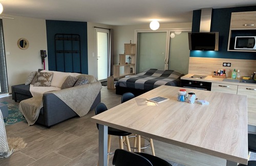 Vignoux-sur-Barangeon Apartment | La Birette. Studio house in the countryside. Motorway at 5 km.