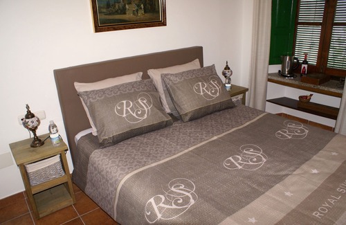 Murchas Bed & Breakfast | La Cañota King Room Adults Only, bedroom and ensuite bathroom, WIFI, swimming pool