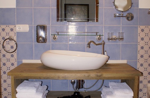 Murchas Bed & Breakfast | La Cañota King Room Adults Only, bedroom and ensuite bathroom, WIFI, swimming pool