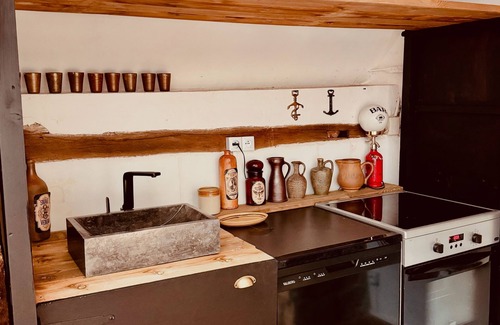 Montreuil-sur-Therain House | La cachette des pirates/unusual accommodation Jacuzzi, movies and popcorn!