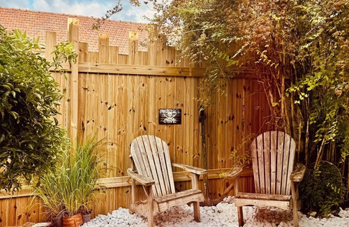 Montreuil-sur-Therain House | La cachette des pirates/unusual accommodation Jacuzzi, movies and popcorn!