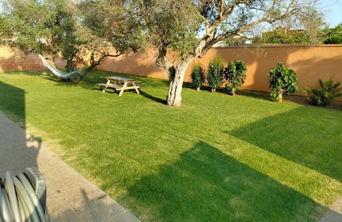 Conil de la Frontera Ski Chalet | La Caleta House. Beautiful garden with olive trees, drive minutes from the beach.