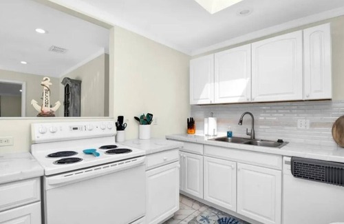 Edgewater House | LA CASA AZUL 3 B.R. SALT WATERFRONT HOME., 3 MINS FROM BEACH & COMM. POOL!"