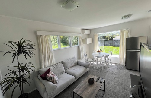 Epsom Apartment | La Casa Bonita Auckland Beautiful Apartment with Garden Views next 2 New Market.