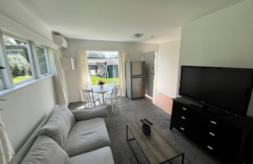 Epsom Apartment | La Casa Bonita Auckland Beautiful Apartment with Garden Views next 2 New Market.