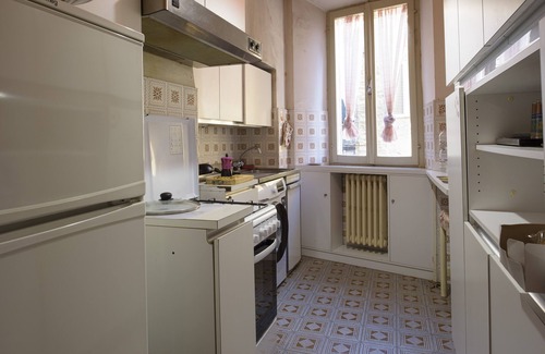 Monte San Pietrangeli House | LA CASA DE MARIO . near the door by the sun