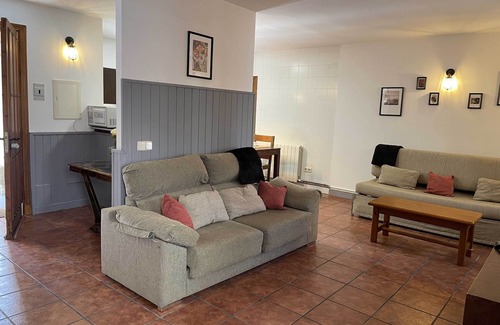 Madarcos House | La Casa de la Maestra 1 is a charming house, typical of a town, with a warm and welcoming decoration.