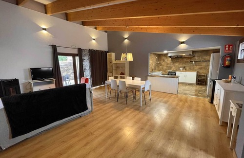 Madarcos House | La Casa del Baile es Casa Encantadora de Estilo Moderno y Amplios Espacios