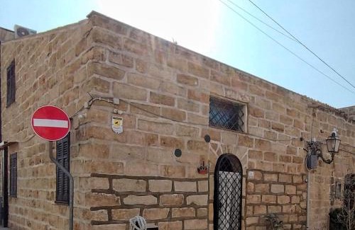 Terrasini House | La casa nella roccia