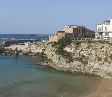 Terrasini House | La casa nella roccia
