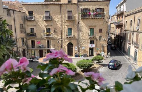 Enna Apartment | La casa sulla piazza (Historic apartment)
