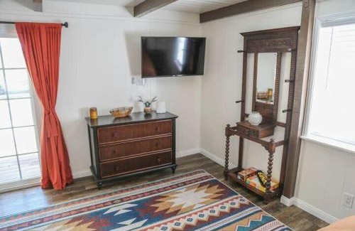 Lake Elsinore House | La Casita Poolside Retreat