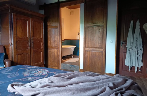 Saint-Estephe Bed & Breakfast | La Cerise – spacious and elegant B&B room at Domaine Le Verger