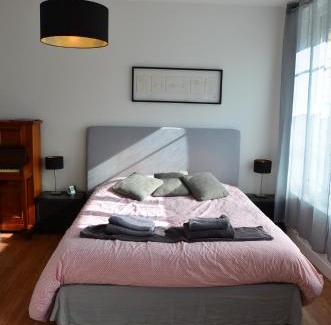 Tilly-sur-Seulles Apartment | La chambre au piano