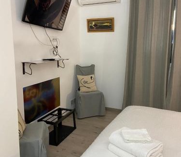 Le Luc Bed & Breakfast | La Chambre du Patio