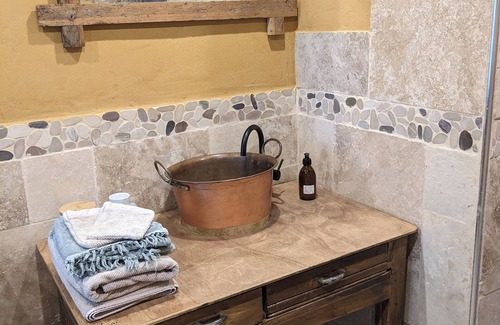 Saint-Pardoux Bed & Breakfast | La Chambre d'Art in the heart of nature, 300 metres from Lake St Pardoux
