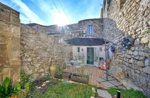 Villeneuve-les-Avignon House | La Cigale - Vieux Village - Charmante Maisonnette climatisée avec Jardin