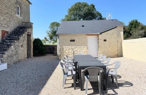 Crouay House | La clairiere Maison spacieuse rénovée joliment décorée tout confort 12 p 2 sdb 2 wc grand jardin clos, belle terrasse aménagée, parking privatif, ping pong baby foot proche Omaha Beach et Bayeux